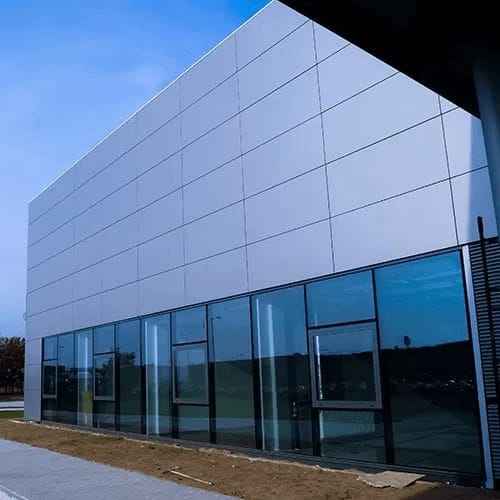 Modern aluminium curtain wall facade in Dubai high-rise by Tariq Aluminum